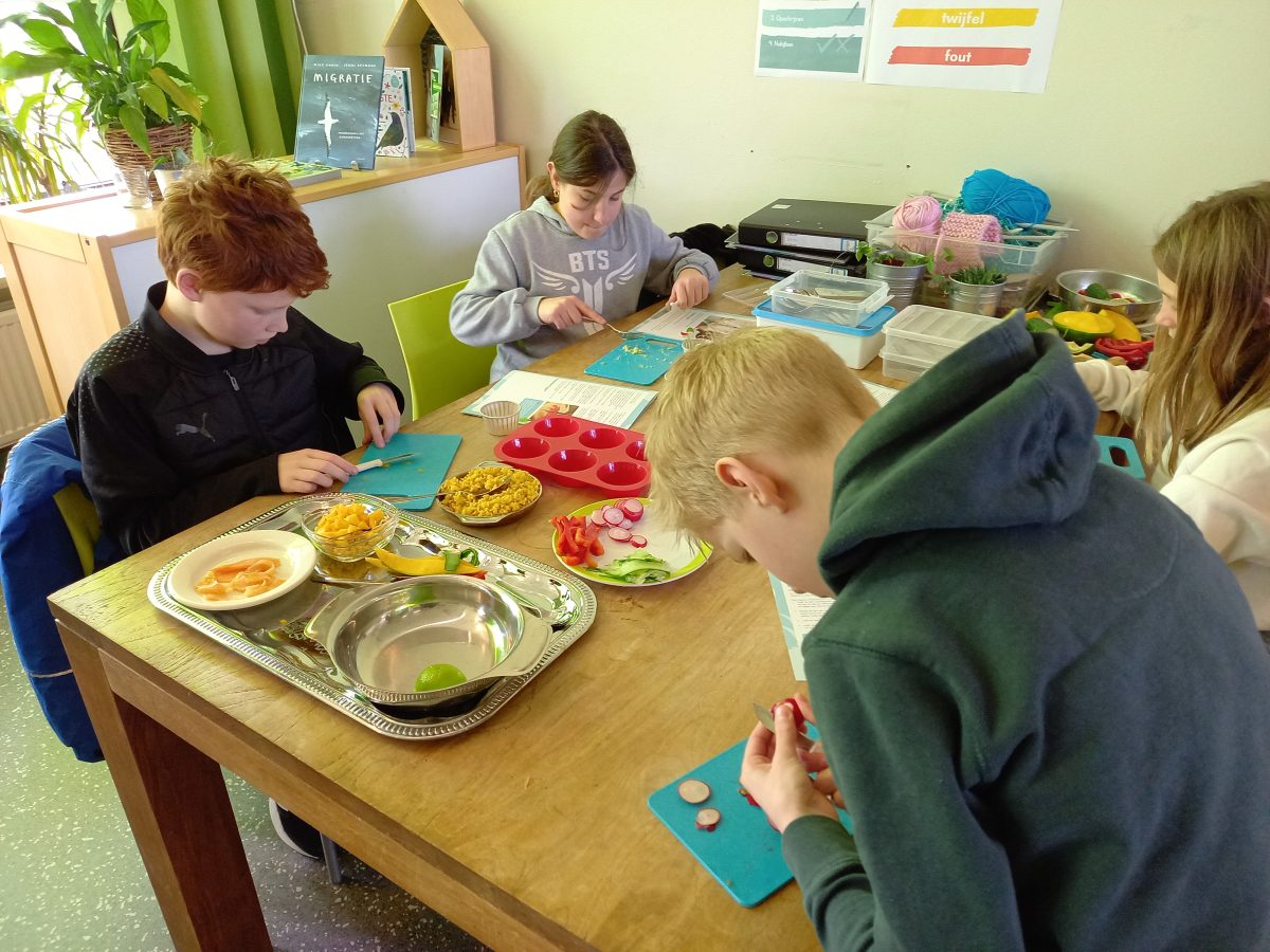 Chefkok leert kinderen van SBO Het Speelwerk in Zwolle gezond eten